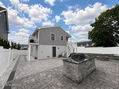 Completely reimagined, this exceptional raised ranch offers 3 - photo 23