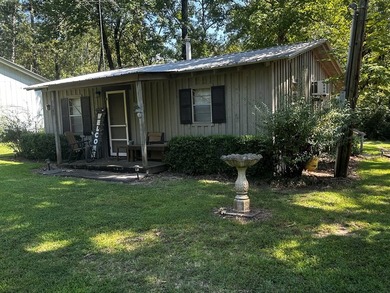 Escape to your charming lake getaway at Lake Sam Rayburn! This - photo 2