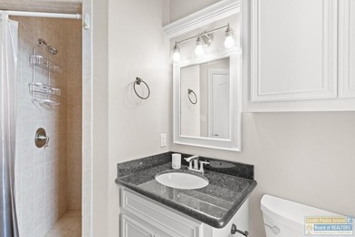 Beautiful custom-built 3BR/3.5BA lakeside home in the South - photo 7