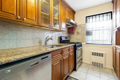 Prime Location - Spacious 1 Bedroom with Southern Exposure, Low - photo 7