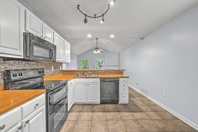Welcome to this super cute 3-bedroom, 2-bathroom home perfectly - photo 15