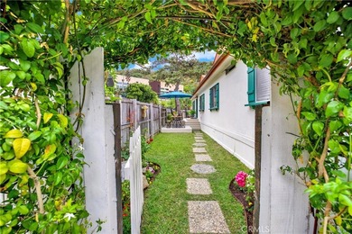 This beautiful 3 bedroom 3 bath beach cottage is complete with - photo 3