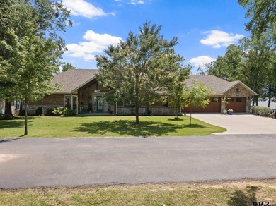 Welcome to this exceptional waterfront retreat on Lake Bob - photo 1
