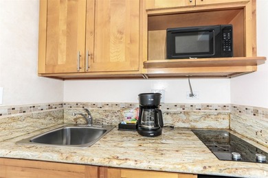Legal vacation rental in the Waikiki resort zone. High floor - photo 10