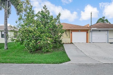 Rare 3-Bedroom Find with Ultra-Low HOA! This single-story villa - photo 29