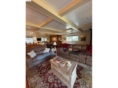 Well maintained home on a quiet street, with pleasant views and - photo 12