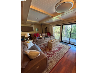 Well maintained home on a quiet street, with pleasant views and - photo 14