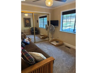 Well maintained home on a quiet street, with pleasant views and - photo 27