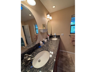 Well maintained home on a quiet street, with pleasant views and - photo 34