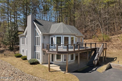 Contemporary lakeview home offers a rare blend of flexibility - photo 1