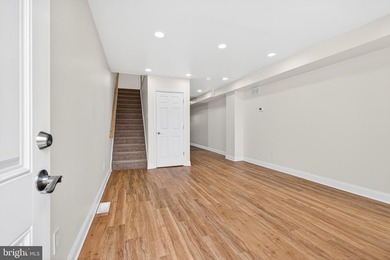 City Living at it's Best This totally renovated 2 bedrooms and 2 - photo 4