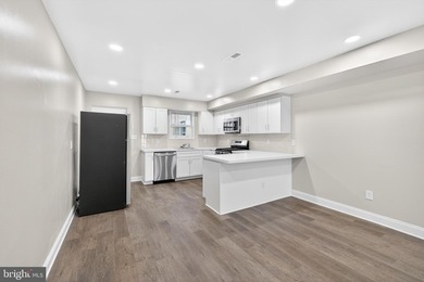 City Living at it's Best This totally renovated 2 bedrooms and 2 - photo 8