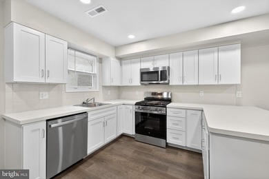 City Living at it's Best This totally renovated 2 bedrooms and 2 - photo 10