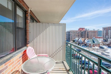 Welcome home to this Junior-4 converted to a two-bedroom - photo 24