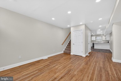 City Living at it's Best This totally renovated 2 bedrooms and 2 - photo 6
