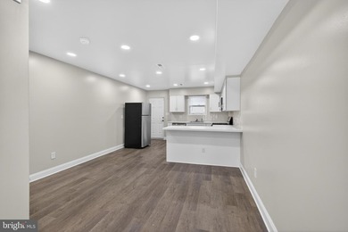City Living at it's Best This totally renovated 2 bedrooms and 2 - photo 7
