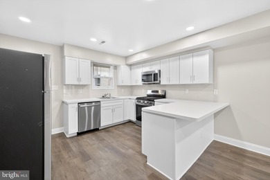 City Living at it's Best This totally renovated 2 bedrooms and 2 - photo 9