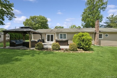 Welcome to easy living in this charming 3 bedroom ranch nestled - photo 2