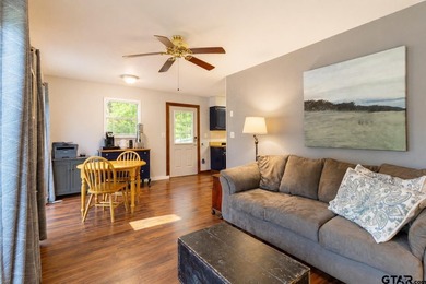 Tucked away for the perfect weekend escape, this adorable and - photo 3