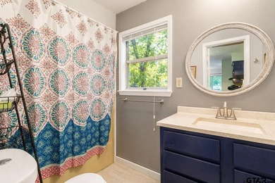 Tucked away for the perfect weekend escape, this adorable and - photo 8