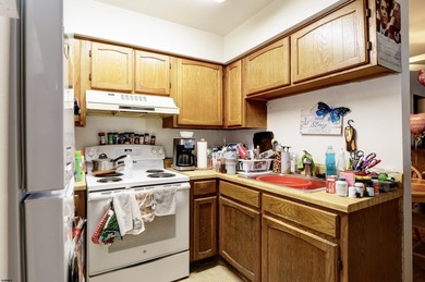 HURRY! AFFORDALBE 3rd floor condo features 2 bedrooms and 1 bath - photo 9