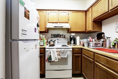 HURRY! AFFORDALBE 3rd floor condo features 2 bedrooms and 1 bath - photo 10