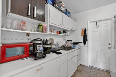 Excellent investment opportunity in Miami. This 5-unit - photo 4