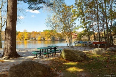 Set within the prestigious gated community of Pierson Lakes - photo 17