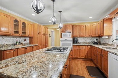 Discover classic Southern charm in this beautiful colonial style - photo 4