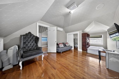 Stunning luxury one-family home in the heart of Flushing! - photo 22