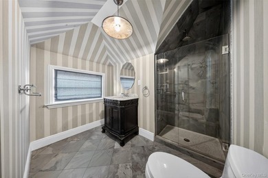 Stunning luxury one-family home in the heart of Flushing! - photo 25