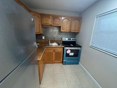 Updated top floor condo with brand newer AC, water heater, new - photo 4