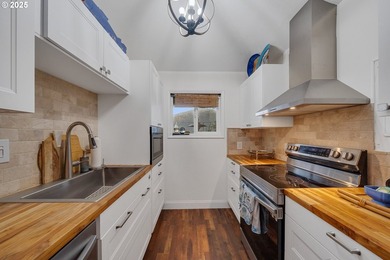 Welcome to your furnished, turnkey coastal retreat in the heart - photo 18