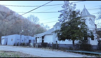 Motivated sellers, Charming 1915 Victorian home with 2,800 sq ft - photo 3