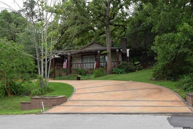 Enjoy the perfect blend of lake life, spacious yard and private - photo 2