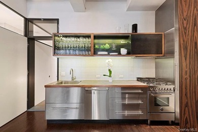 Just Listed! Chic renovated 2 bed Loft with washer dryer on High - photo 4