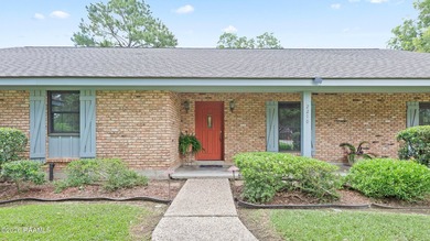 Bayou frontage! This classic home presents an opportunity to - photo 4