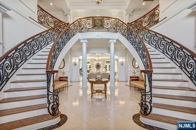 A decorators showplace! Beverly Hills Regency-Style Colonial - photo 3