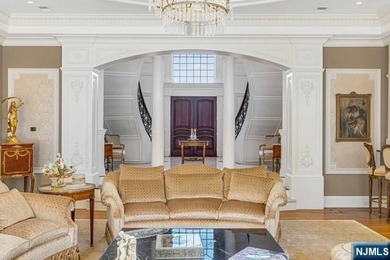 A decorators showplace! Beverly Hills Regency-Style Colonial - photo 4