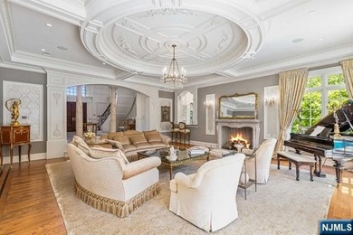 A decorators showplace! Beverly Hills Regency-Style Colonial - photo 6