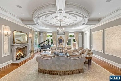 A decorators showplace! Beverly Hills Regency-Style Colonial - photo 7