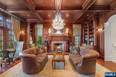 A decorators showplace! Beverly Hills Regency-Style Colonial - photo 9