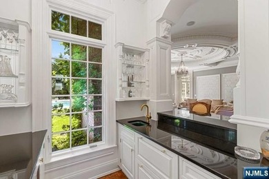 A decorators showplace! Beverly Hills Regency-Style Colonial - photo 10