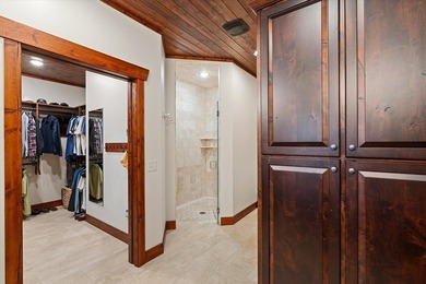 Stunning modern Land's End constructed lodge on the east shore - photo 32