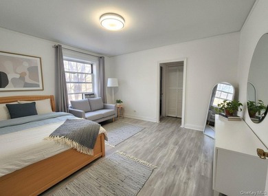 Bright, Large Studio with Renovated Kitchen and Bath and New - photo 2