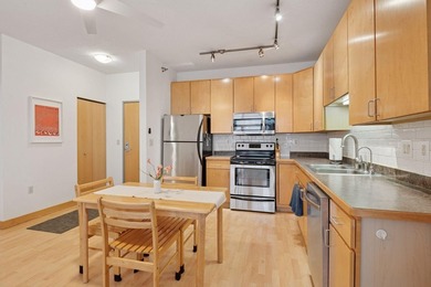 Welcome to University Flats in Prospect Park! Walk, bike, or - photo 10
