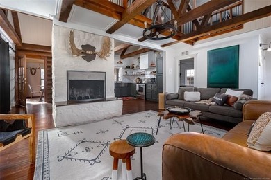 Rustic charm meets modern comfort in this beautifully log cabin - photo 3