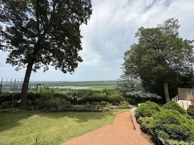 HOW ABOUT A HOME WITH THREE L'S? Luxurious, Lovable, and - photo 6
