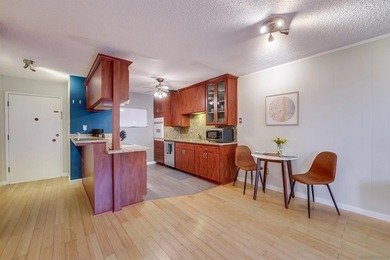 Cute 1 story, first floor unit with a patio next to a lush - photo 8