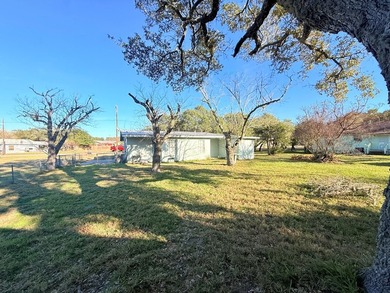 Investment opportunity in the heart of Rockport! This 2-bedroom - photo 13